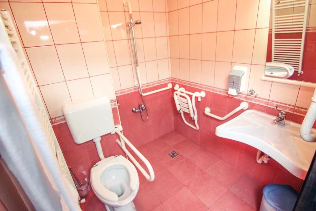 Koupelna v ubytování Hotel Grand