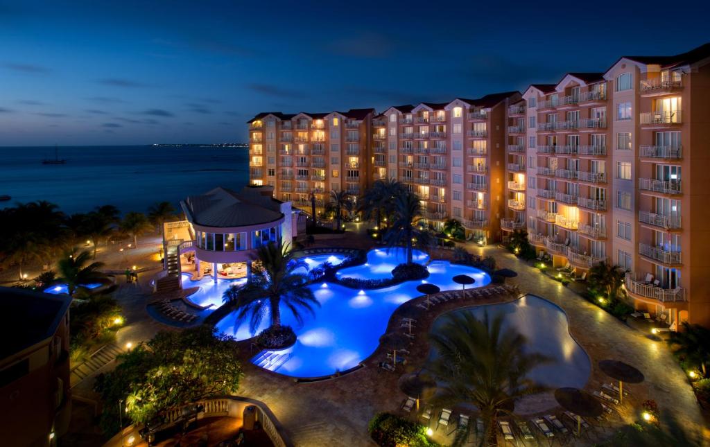 una vista aérea de un complejo por la noche en Divi Aruba Phoenix Beach Resort, en Palm-Eagle Beach