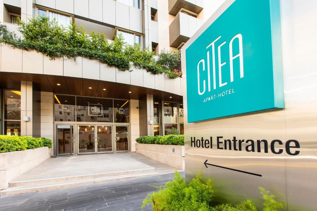 um edifício com um sinal de entrada do hospital em frente em Citea Apart Hotel em Beirute