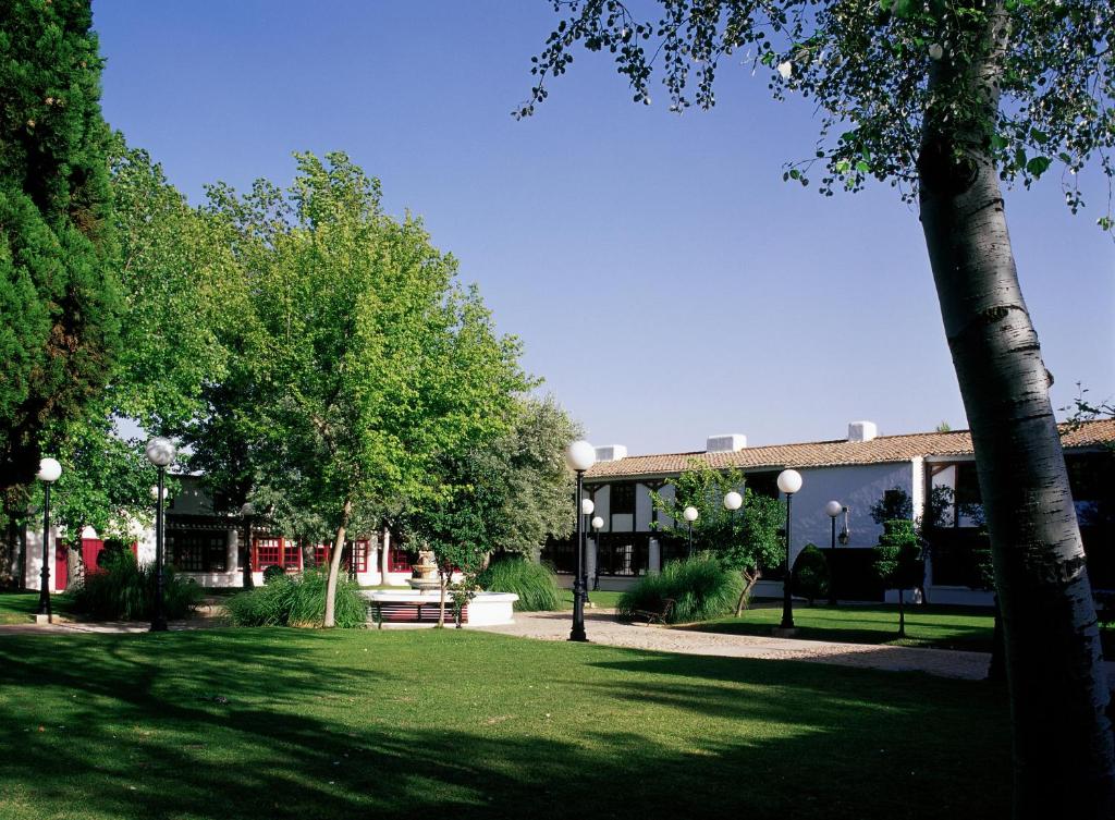 Vonkajšia záhrada v ubytovaní Parador de Albacete