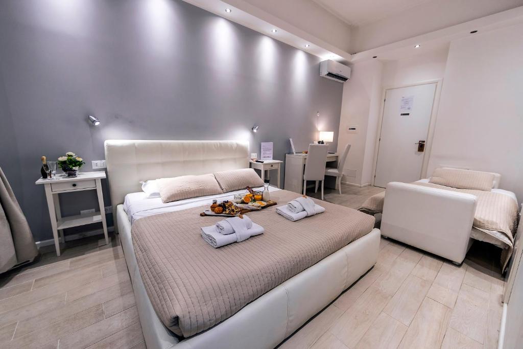sypialnia z białym łóżkiem z tacą z jedzeniem w obiekcie Bella Roma Luxury Accommodation, Vatican City - Liberty Collection w Rzymie