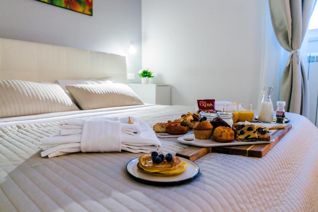 taca śniadaniowa na łóżku z jedzeniem w obiekcie Bella Roma Luxury Accommodation, Vatican City - Liberty Collection w Rzymie