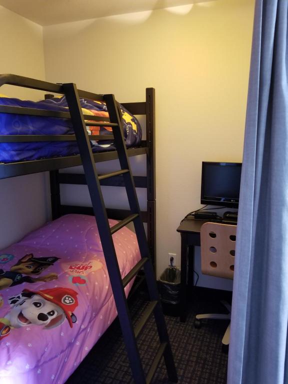 Super 8 by Wyndham Lachenaie/Terrebonne - Suite Familiale - Non-fumeurs