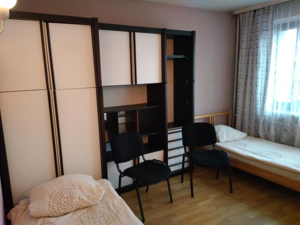 ウッチにあるZajazd Arka 2のベッドルーム1室(ベッド1台、二段ベッド1組、椅子付)