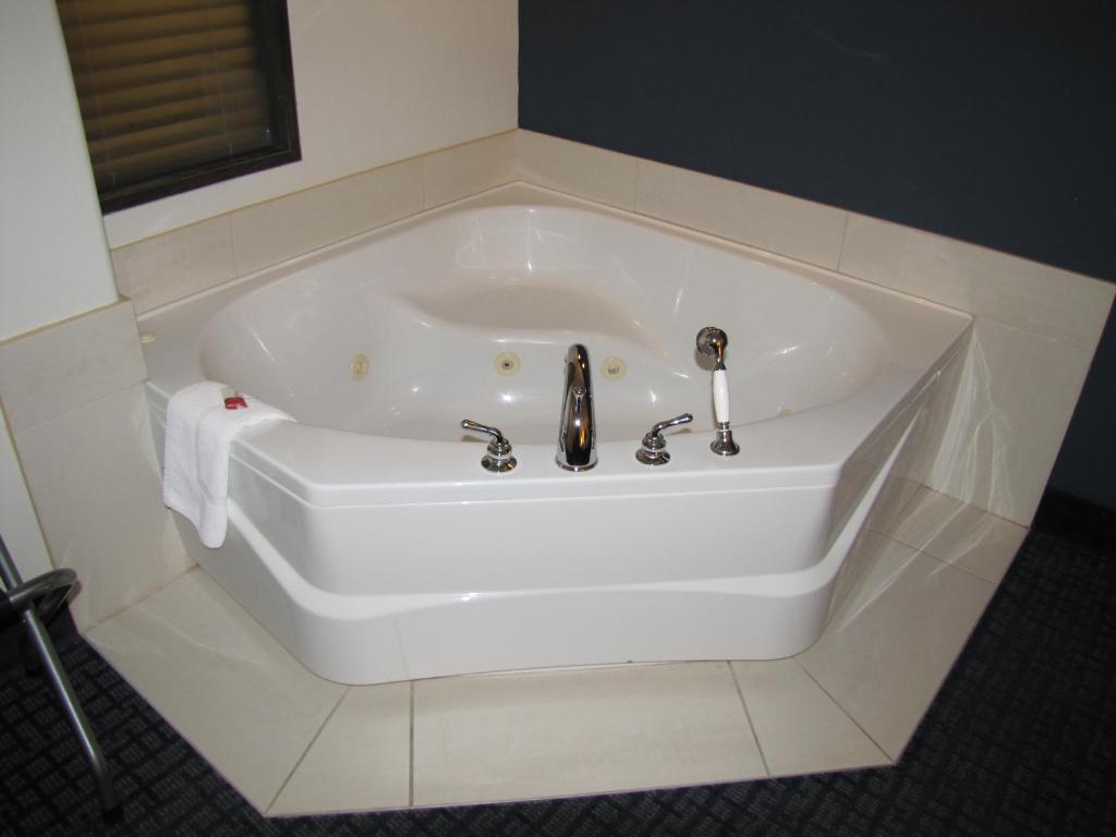 Super 8 by Wyndham Lachenaie/Terrebonne - Deluxe King Room Con Baño De Spa
