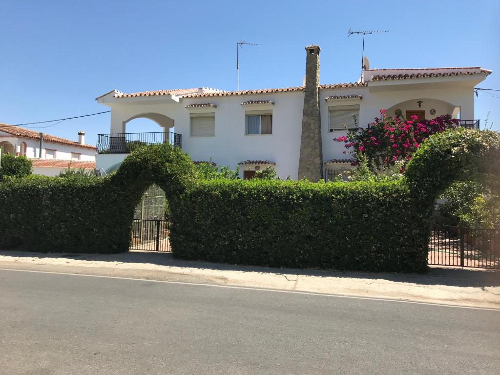 BermejoにあるCasa zona camino del reyの柵の前の垣根のある家