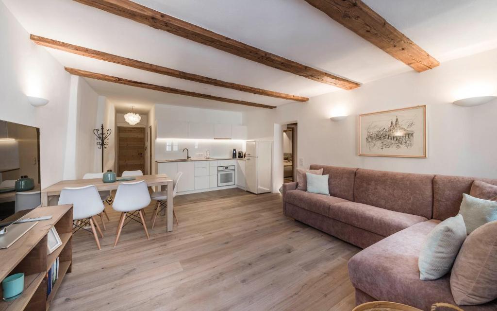 uma sala de estar com um sofá e uma mesa em Apartment Valentina em Bressanone