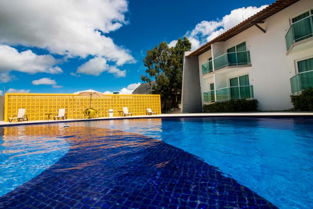 una piscina di fronte a un edificio di Reserve Hotel a Surubim