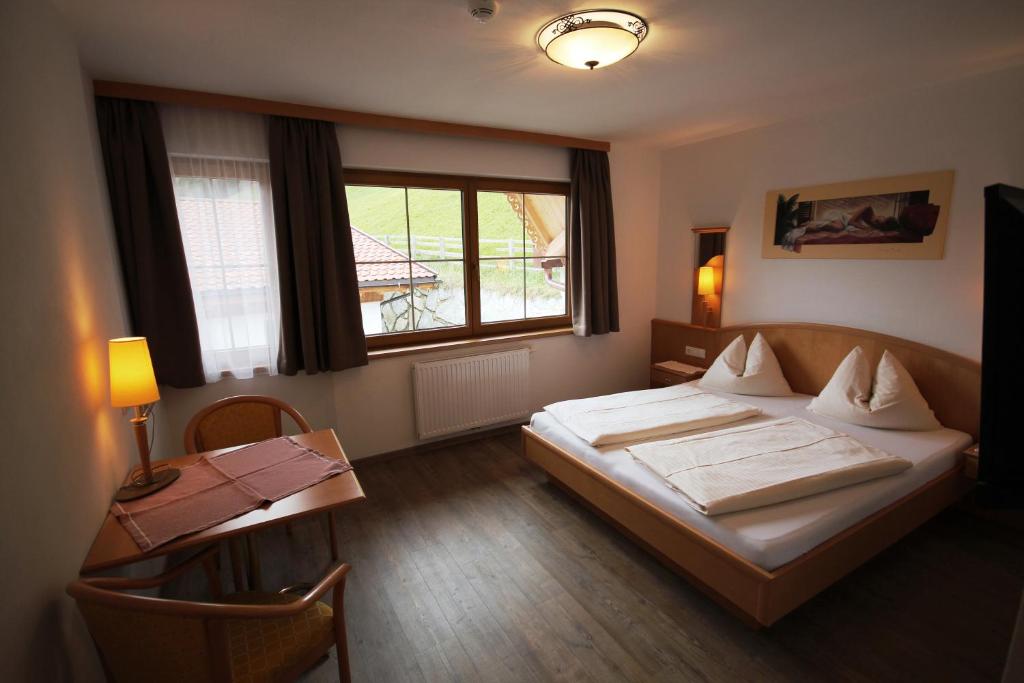 Postel nebo postele na pokoji v ubytování Haus Dorfblick