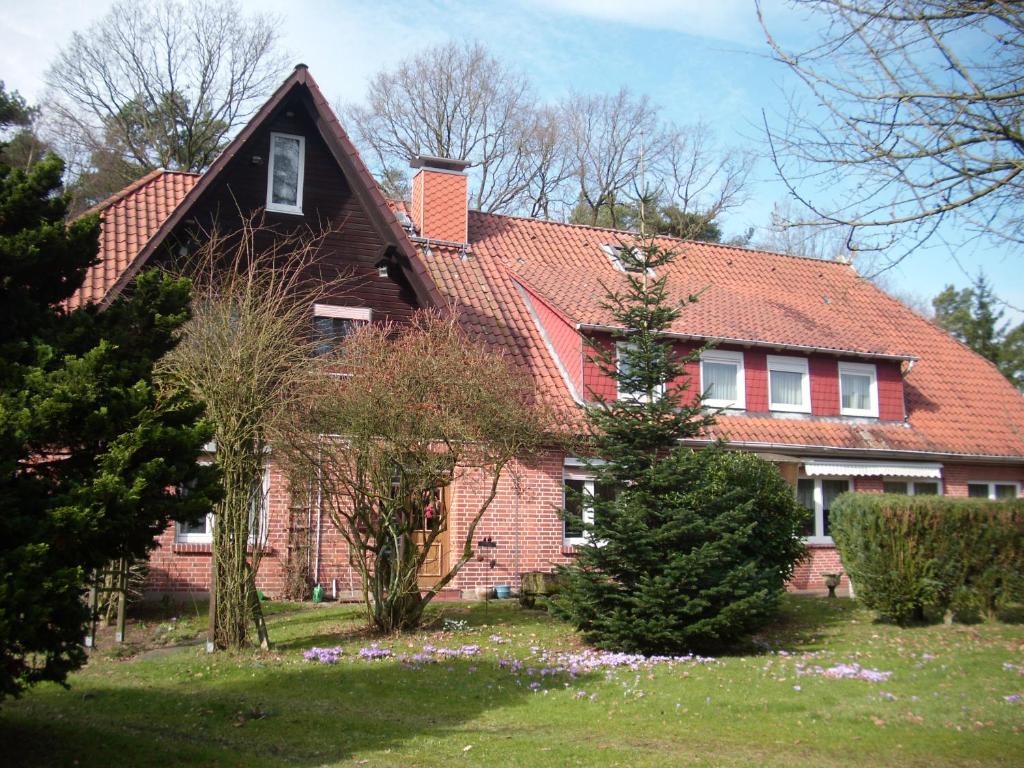 ゾルタウにあるHotel-Pension-Luisenhofの赤煉瓦造りの家