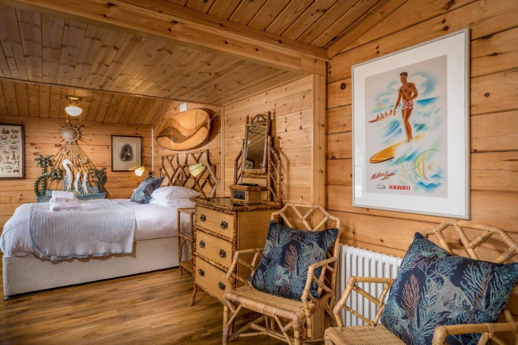 Postel nebo postele na pokoji v ubytování Tolcarne Beach Colonial Restaurant and Rooms
