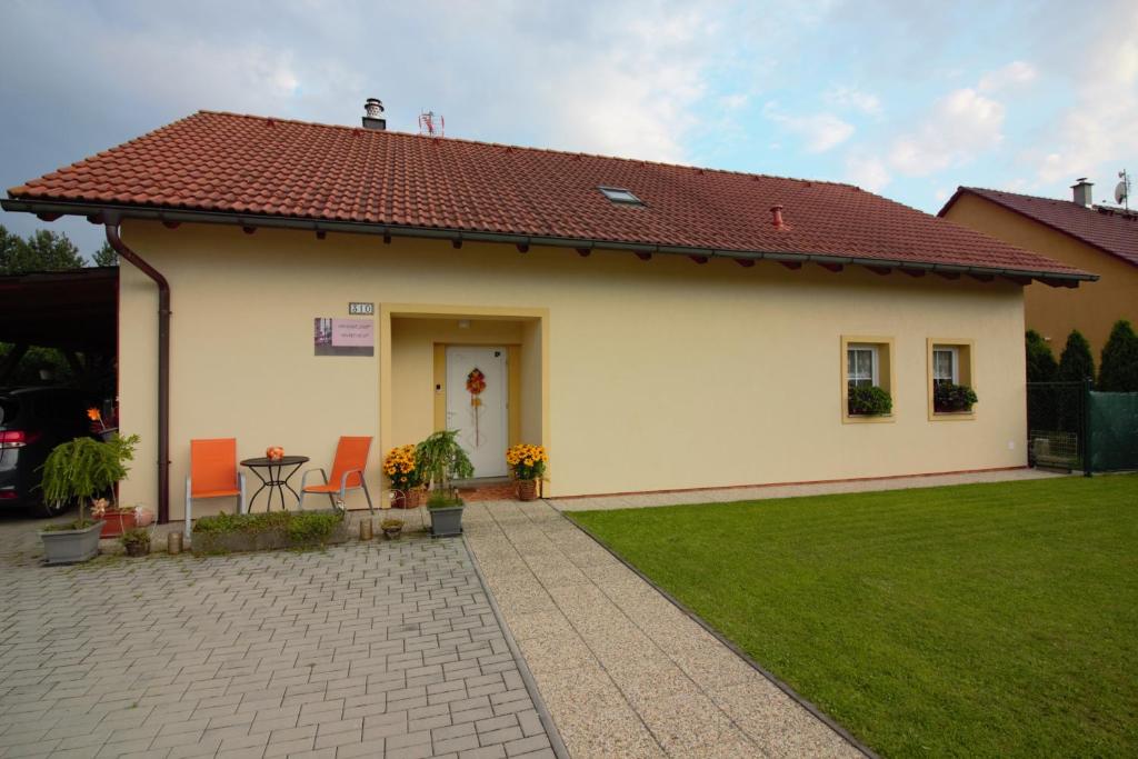 une maison blanche avec un toit rouge dans l'établissement Orange Loft Apartment, à Kájov