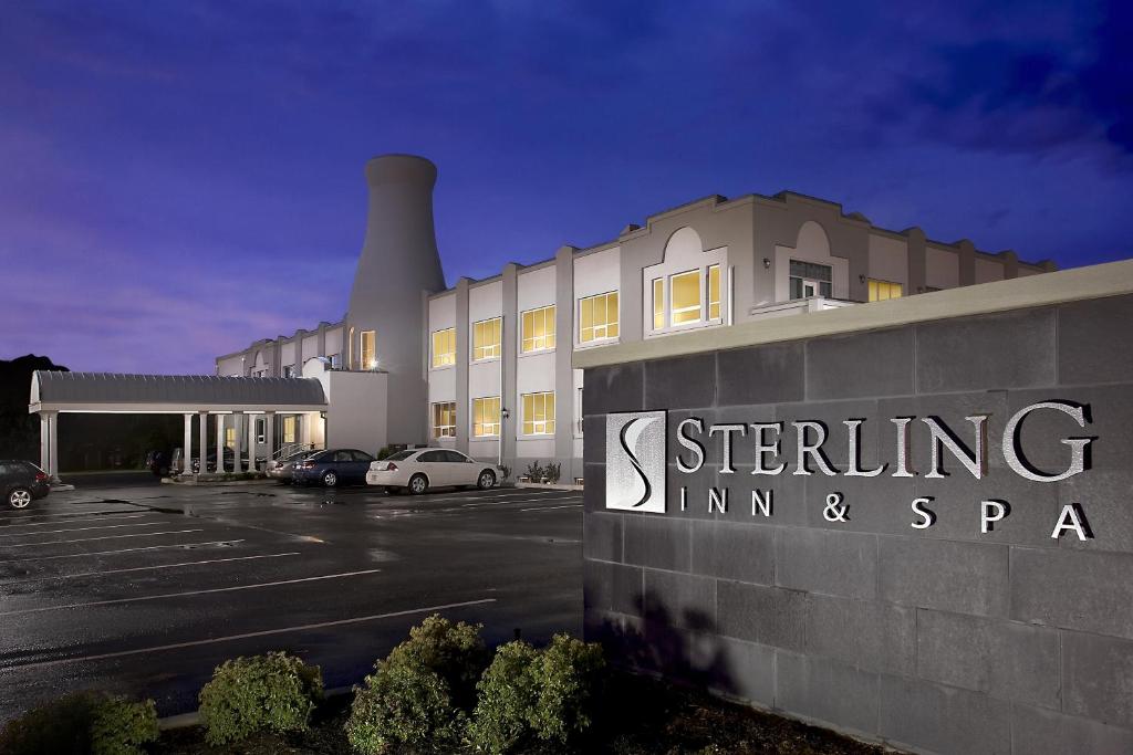uma prestação da estalagem e spa da Sierra à noite em Sterling Inn & Spa em Cataratas do Niágara