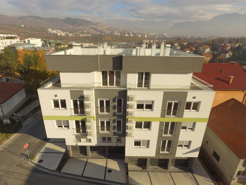 un edificio blanco con techo encima en Apart Hotel Family en Sarajevo