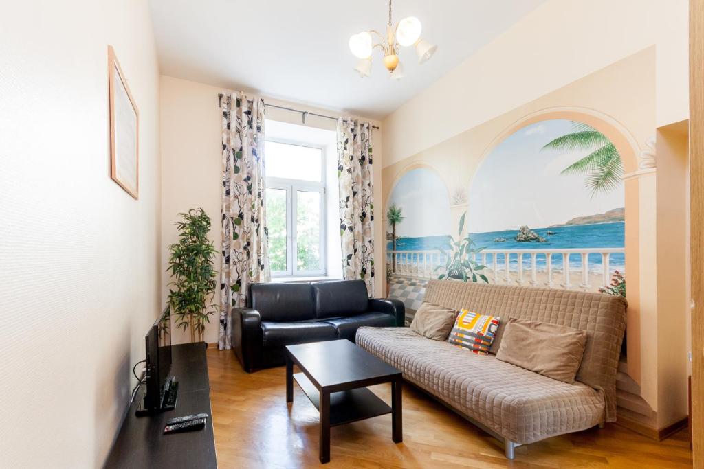 モスクワにある4-room Nice apartment Arbat Streetのリビングルーム(ソファ、椅子付)