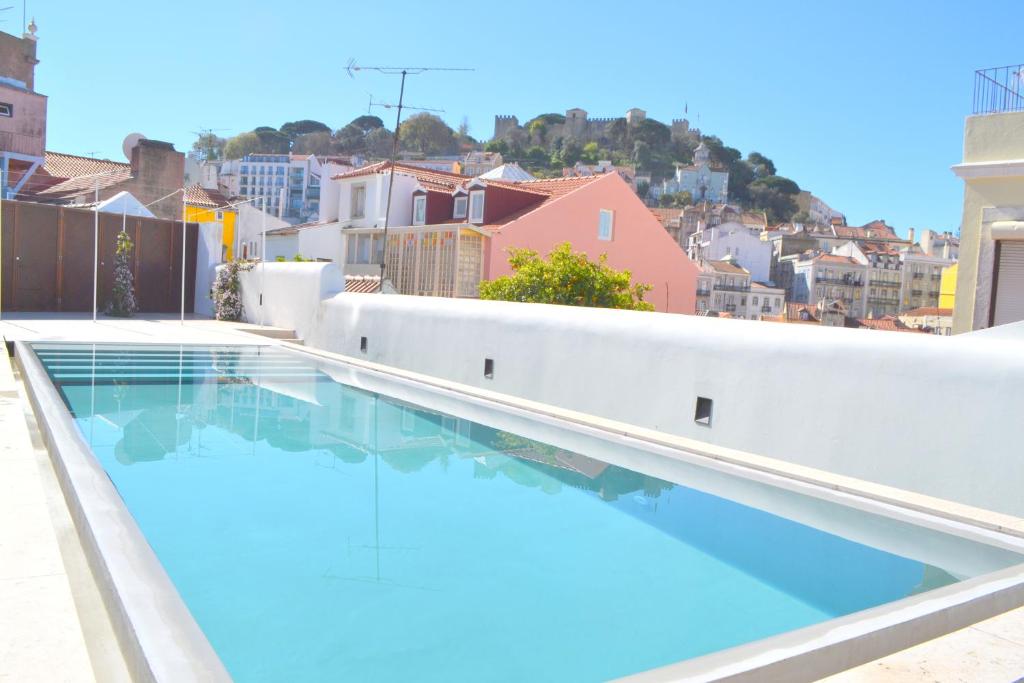 une piscine sur le toit d'un bâtiment dans l'établissement TP AURA 19, Swimming Pool, Terrace & View, à Lisbonne