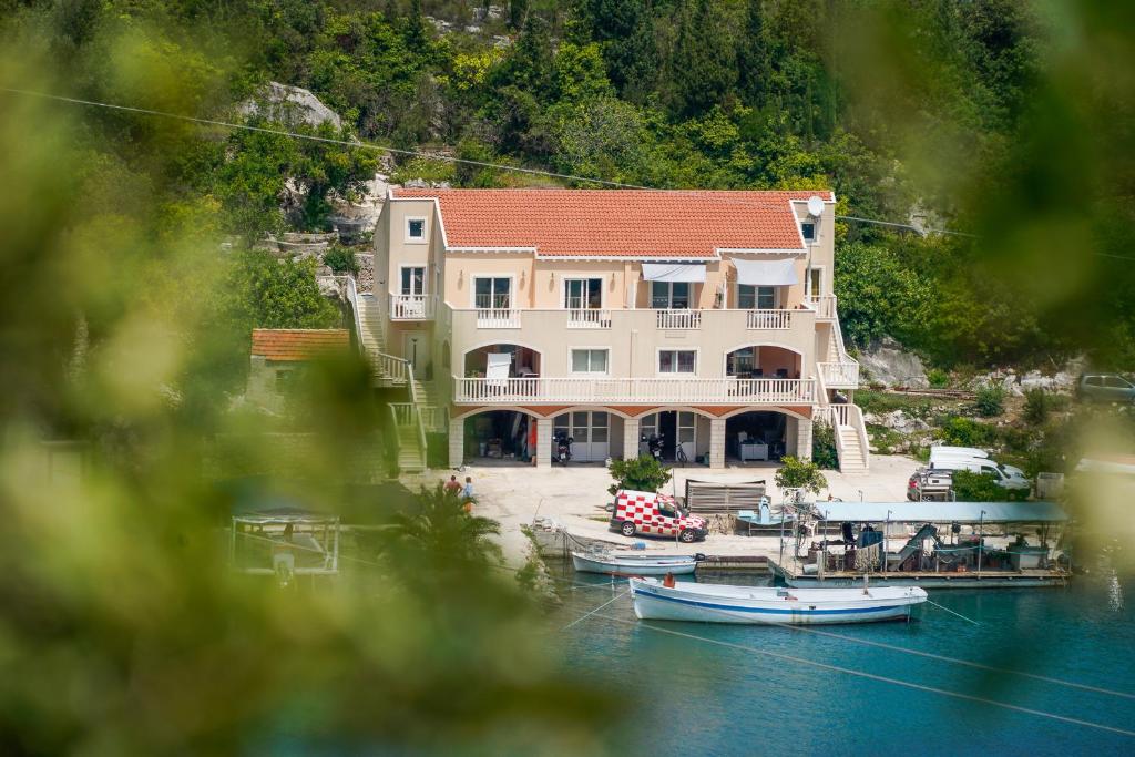 a large building with boats in the water at Apartmani Ponta in Ston