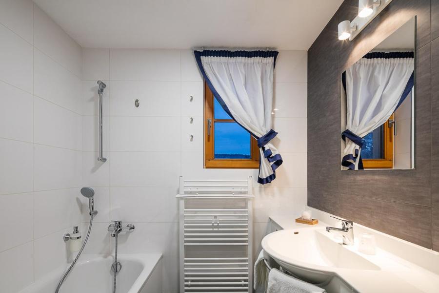 a bathroom with a tub and a sink and a bath tub at Hotel Ostrov in Tisá
