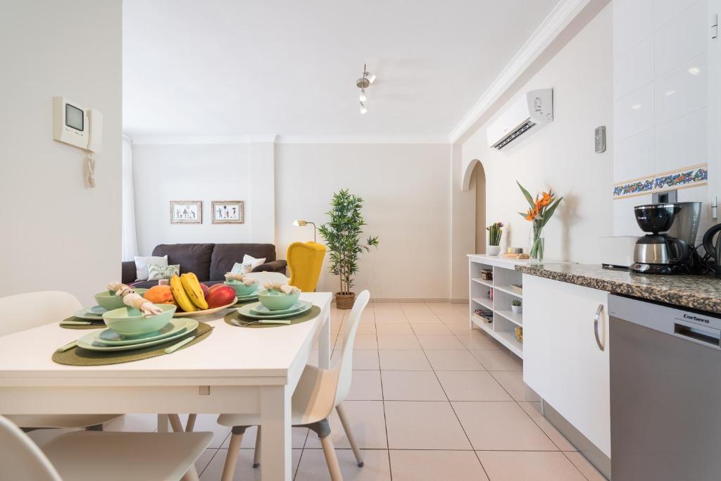 Kuchyň nebo kuchyňský kout v ubytování Sunny Sky Apartment