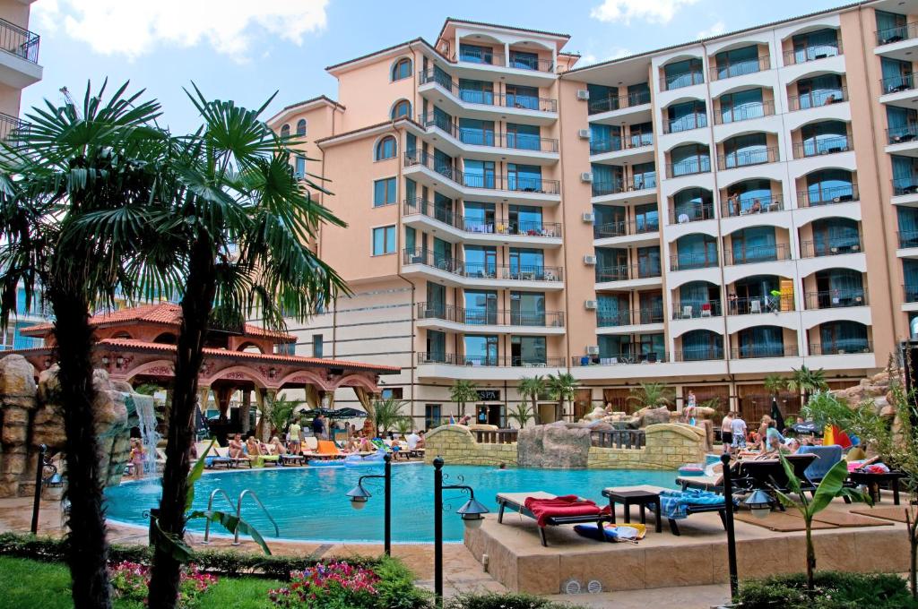 un hotel con piscina frente a un edificio en South Beach Vacation Apartments, en Sunny Beach
