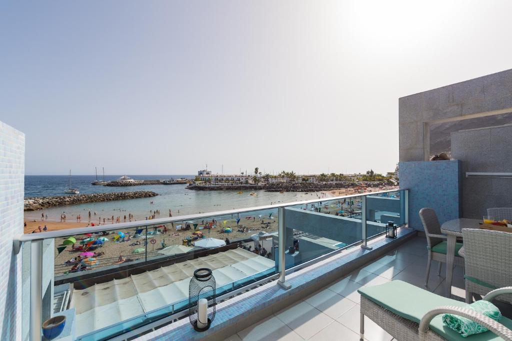 プエルト・デ・モガンにあるSunny Atlantic Apartmentのビーチの景色を望むバルコニーが備わる客室です。