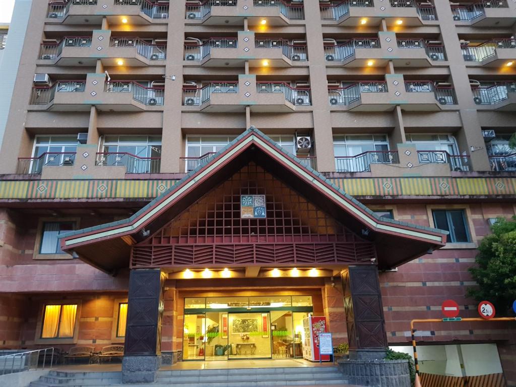 a building with a store front in front of it at 知本富爺飯店Chihpen Fuye Hotel in Wenquan