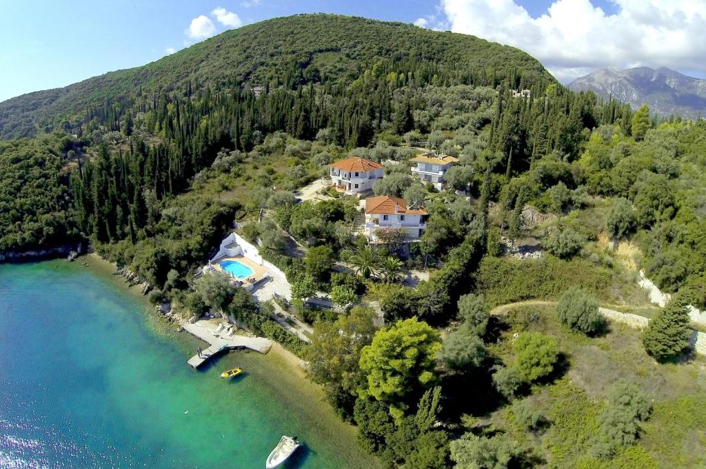 eine Luftansicht eines Hauses auf einem Hügel am Wasser in der Unterkunft Korakias Skorpidi in Yénion