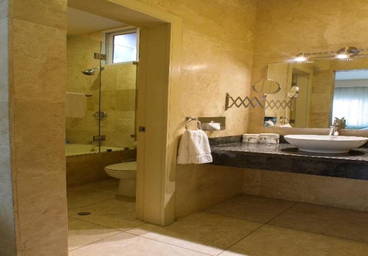 Koupelna v ubytování Isabella Boutique Hotel