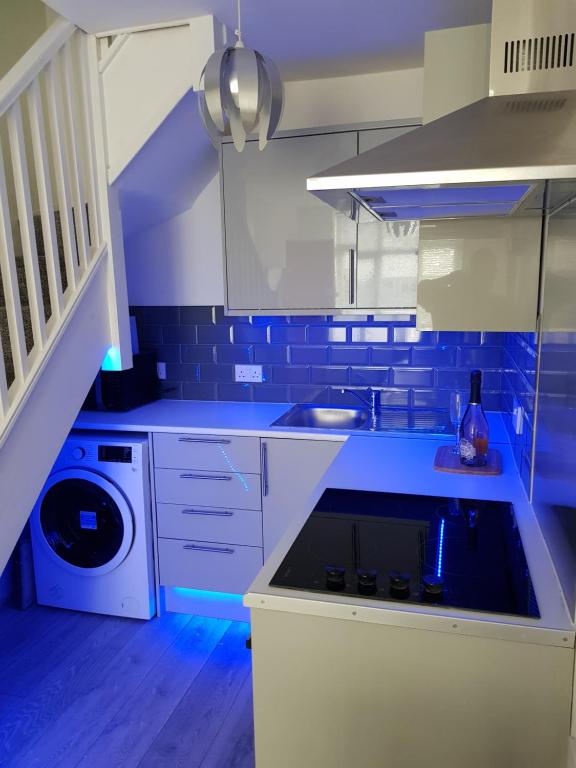 cocina con fregadero y lavadora en Webb place 2 bedroom apartment !, en Croydon