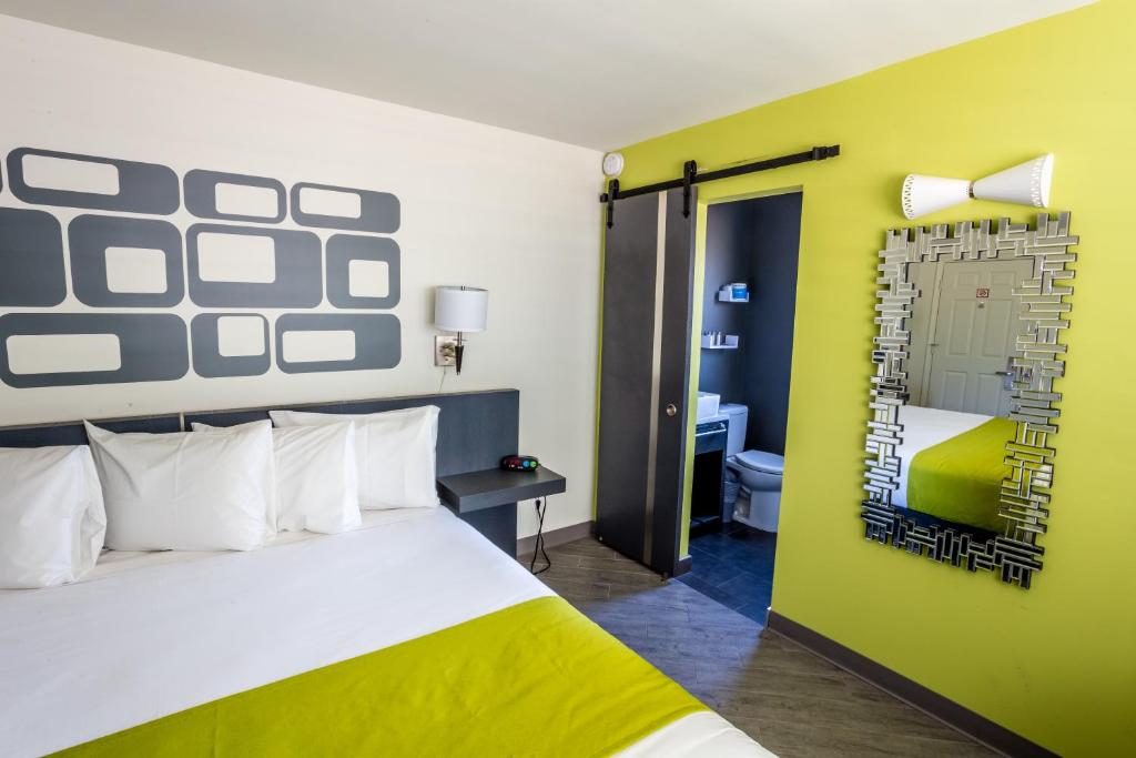 Postel nebo postele na pokoji v ubytování University Inn ASU/Tempe