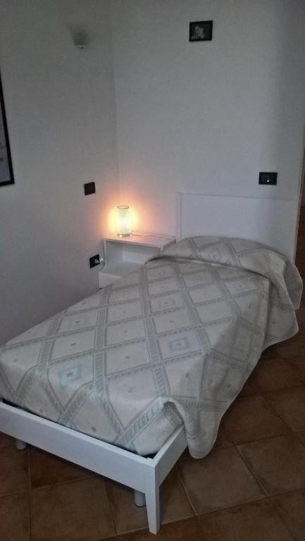 A bed or beds in a room at Charlie Chaplin