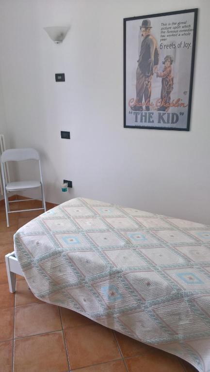 A bed or beds in a room at Charlie Chaplin