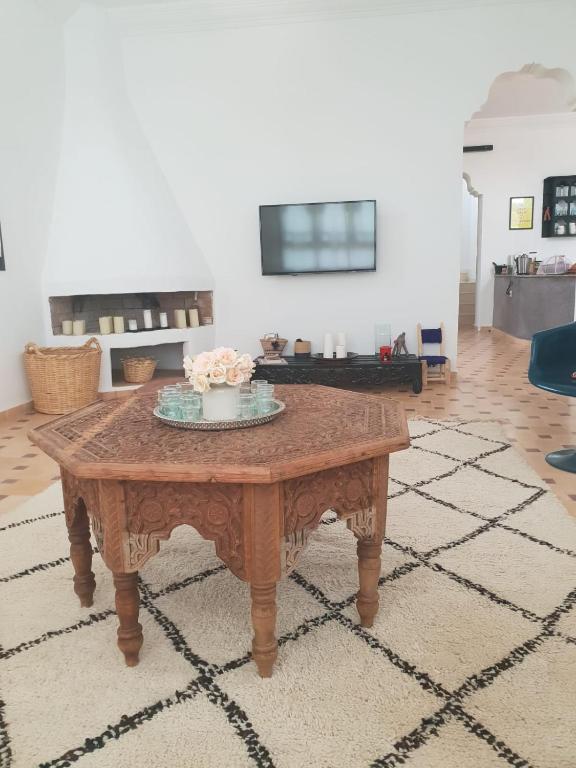 TV a/nebo společenská místnost v ubytování La Maison des Ailleurs