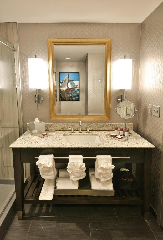 A bathroom at The Guest House at Graceland