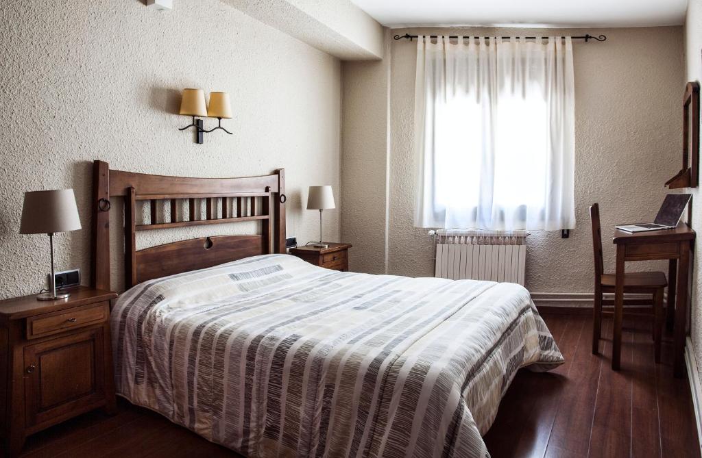 Postel nebo postele na pokoji v ubytování Hostal La Plaça