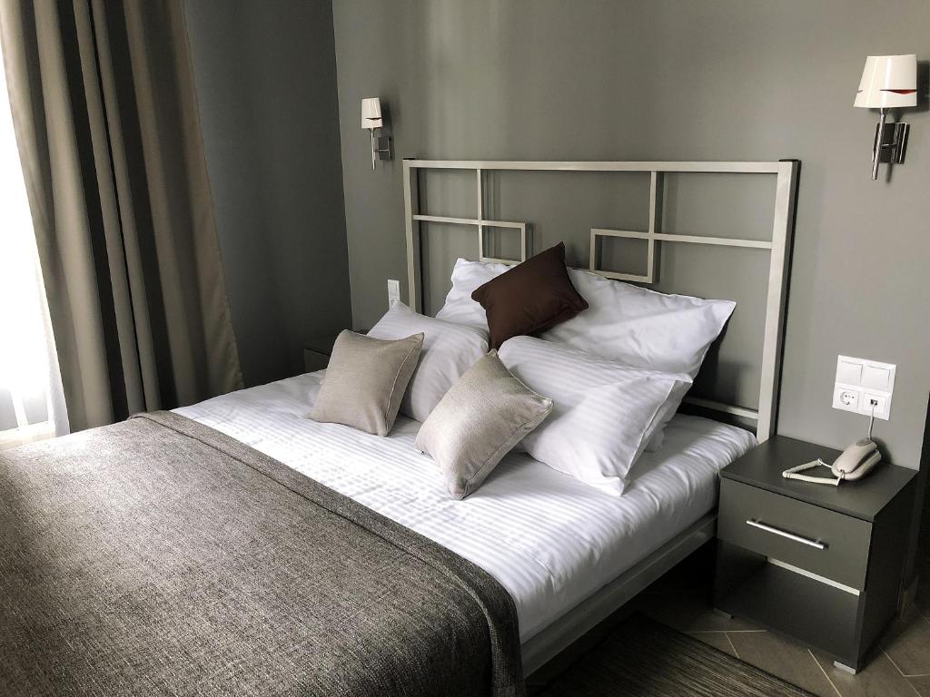 コチェリニキにあるinnGreyHotelのベッドルーム(白い枕のベッド1台付)