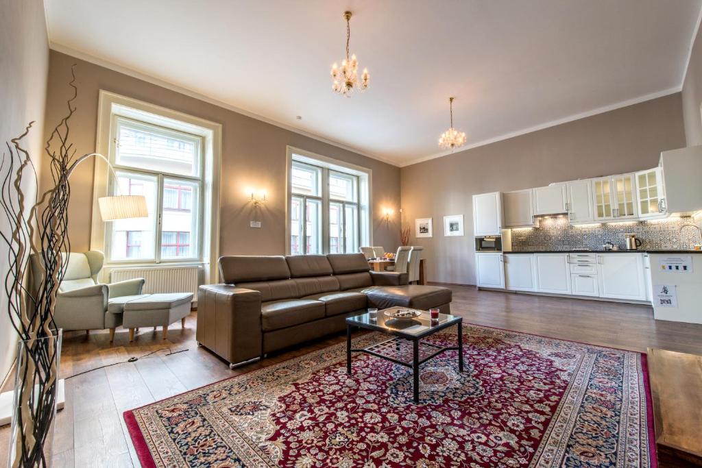 sala de estar con sofá y mesa en ✰DOWNTOWN GRAND APARTMENT - Old Town TOP Location✰ en Praga