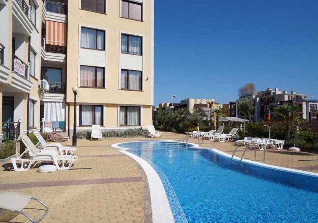 un hotel con piscina al lado de un edificio en Dom-El Real Apartments in Raduga Complex, en Sveti Vlas