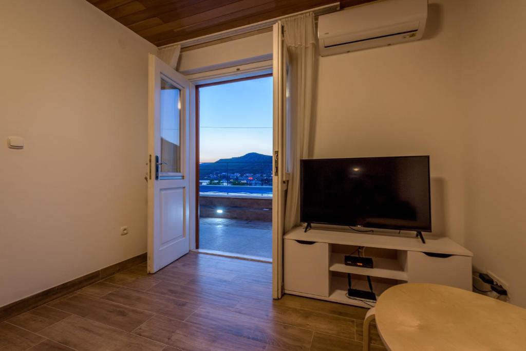 Televízia a/alebo spoločenská miestnosť v ubytovaní Villa Lahor with private pool