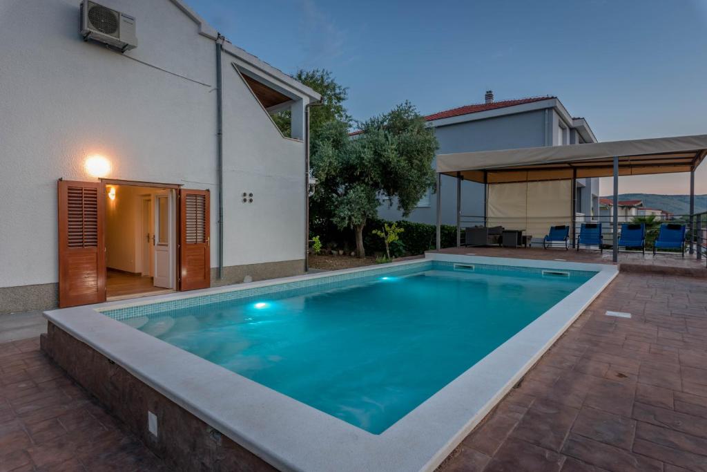 Bazén v ubytovaní Villa Lahor with private pool alebo v jeho blízkosti