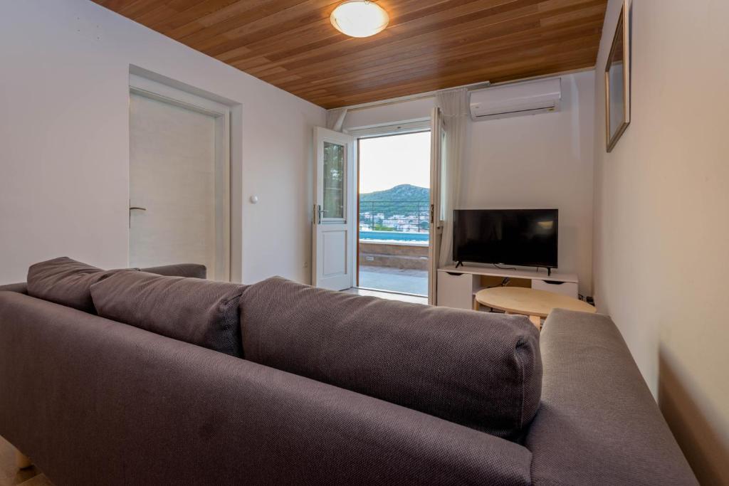 Televízia a/alebo spoločenská miestnosť v ubytovaní Villa Lahor with private pool