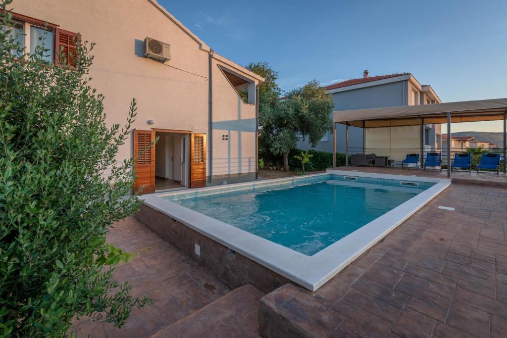 Bazén v ubytovaní Villa Lahor with private pool alebo v jeho blízkosti