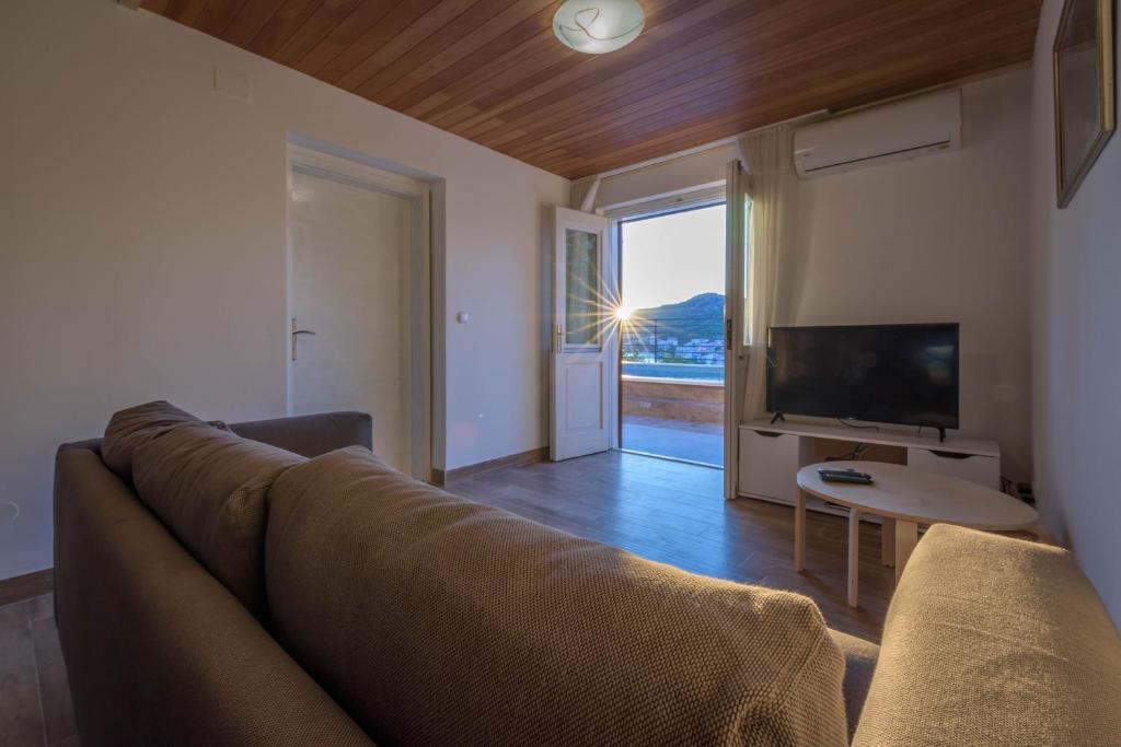 Televízia a/alebo spoločenská miestnosť v ubytovaní Villa Lahor with private pool