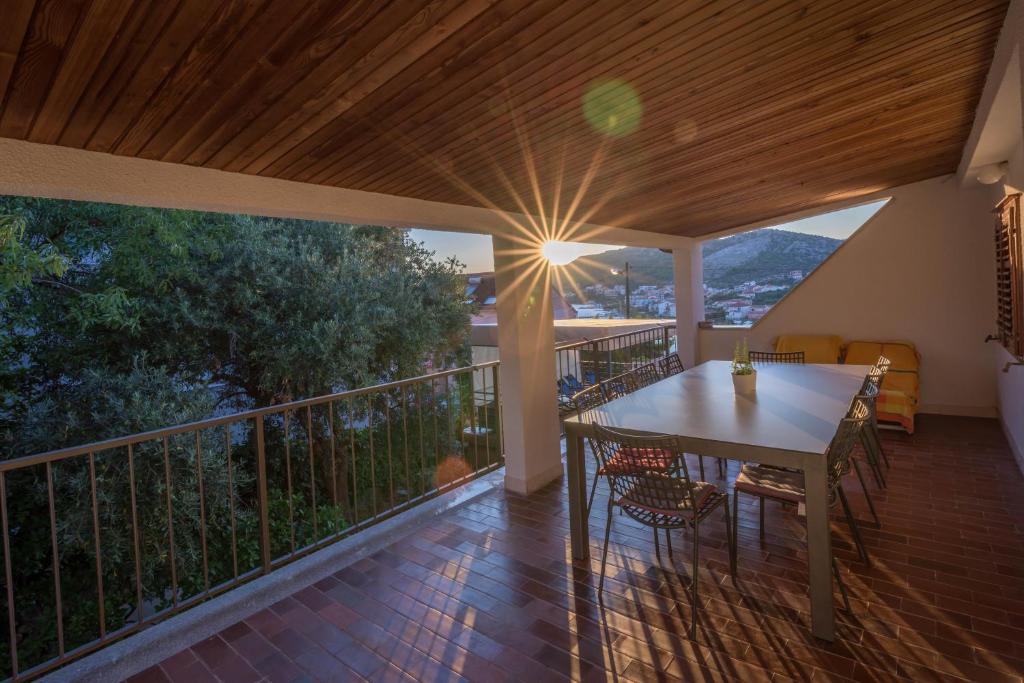 Balkón alebo terasa v ubytovaní Villa Lahor with private pool