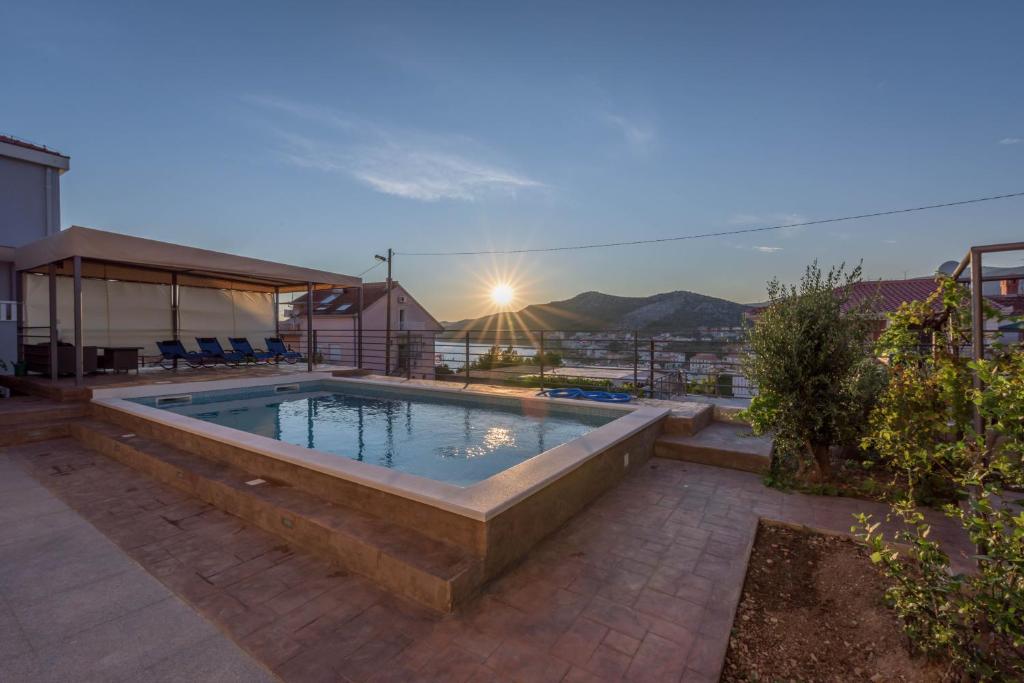 Bazén v ubytovaní Villa Lahor with private pool alebo v jeho blízkosti