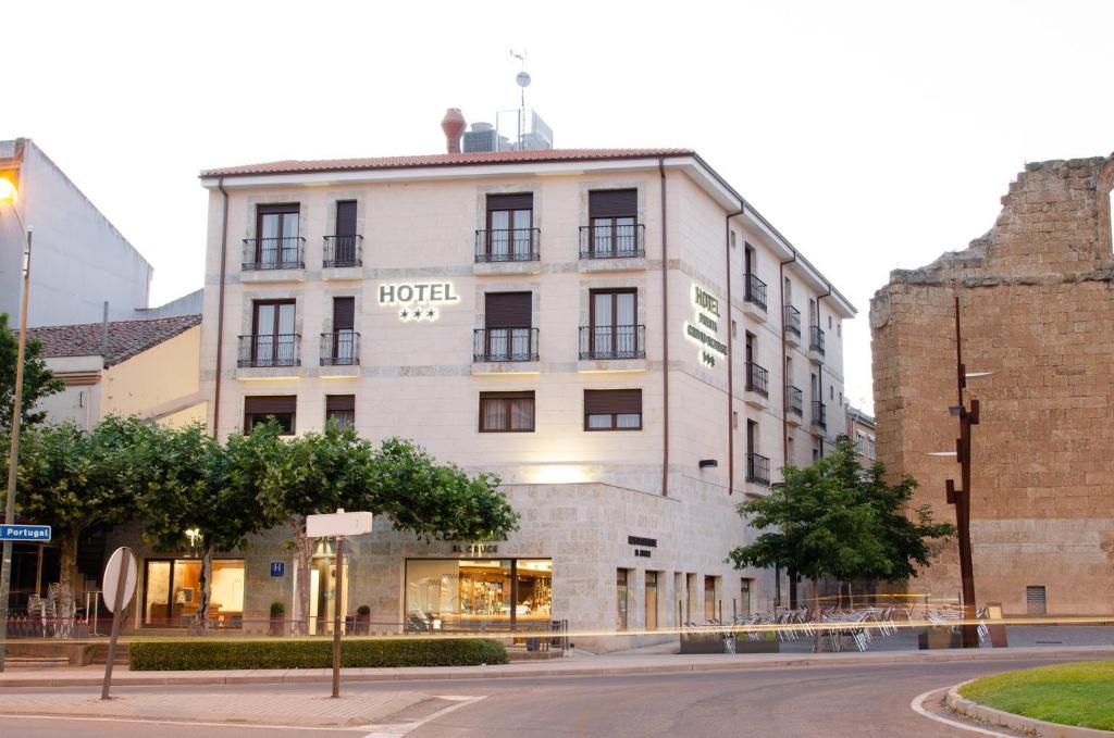 a hotel building on the corner of a street at Hotel Puerta Ciudad Rodrigo in Ciudad-Rodrigo