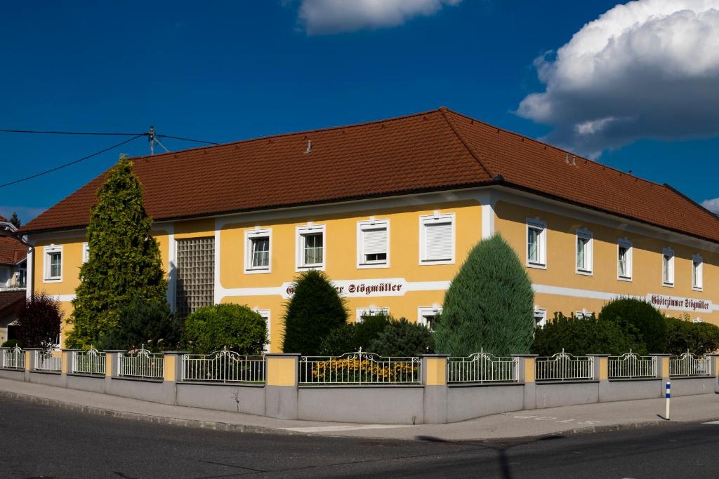 Budova, kde se penzion – hostinec nachází