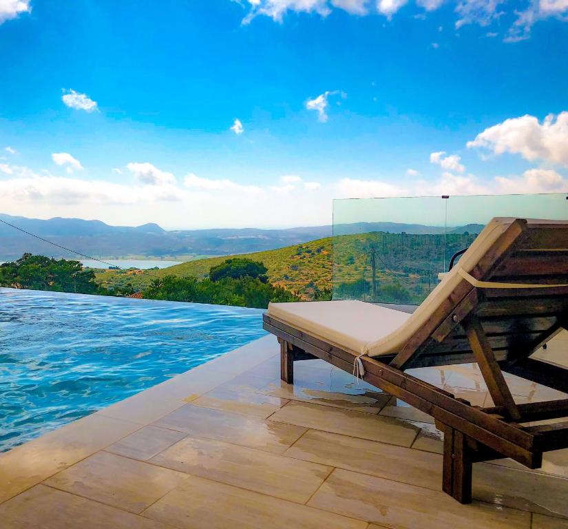 Majoituspaikassa Luxury villa with private infinity pool tai sen lähellä sijaitseva uima-allas