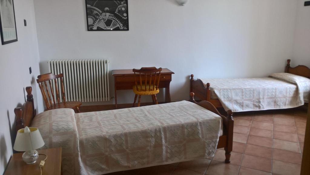A bed or beds in a room at Charlie Chaplin