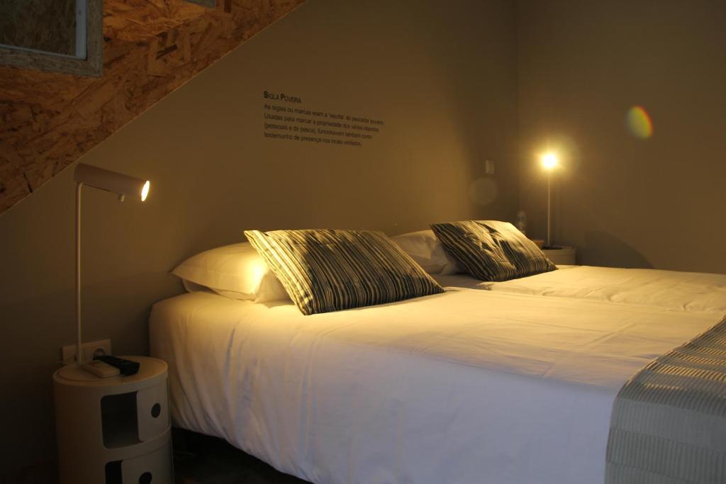 ポボア・デ・バルジンにあるStayInn City - Póvoa de Varzimのベッドルーム1室(枕2つ付)